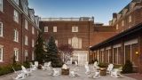 outdoor courtyard at Hotel Viking