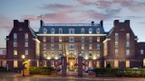 Exterior of Hotel Viking at dusk