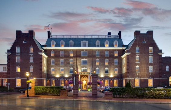 Exterior of Hotel Viking at dusk