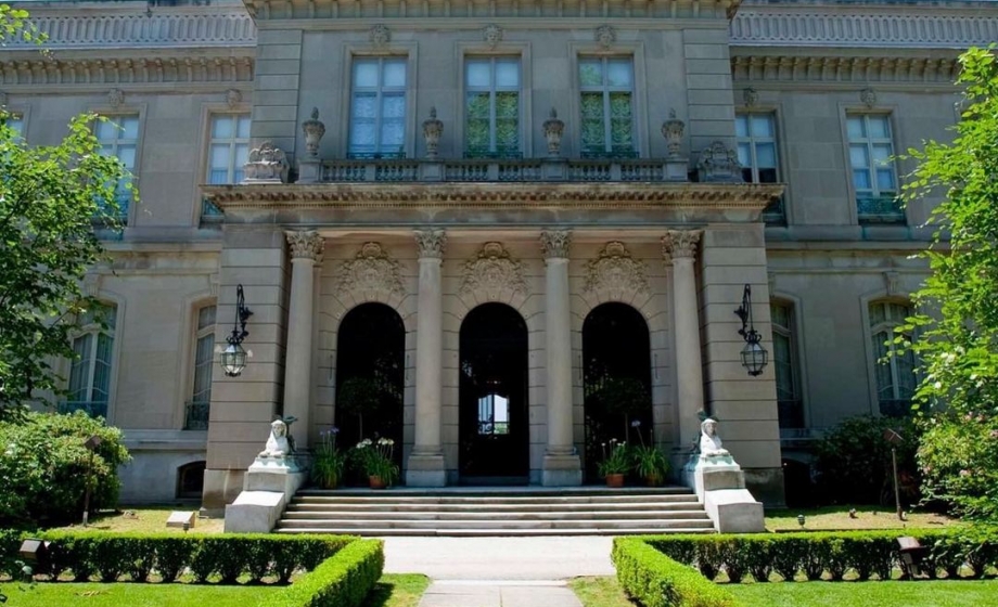 Experior shot of The Elms Newport Mansion.