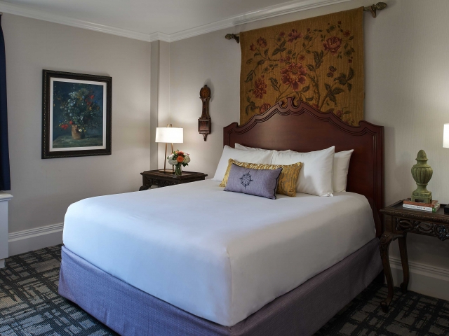 Kingscote suite bed and side table