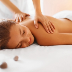 A woman relaxing and receiving a back massage at Spa Fjör.