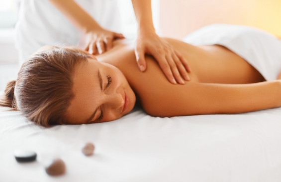 A woman relaxing and receiving a back massage at Spa Fjör.