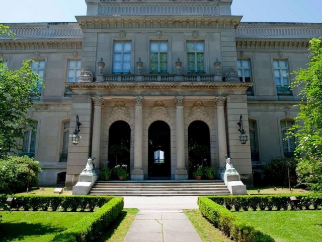 Experior shot of The Elms Newport Mansion.