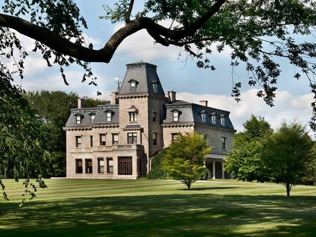 Exterior of Chateau-sur-Mer mansion