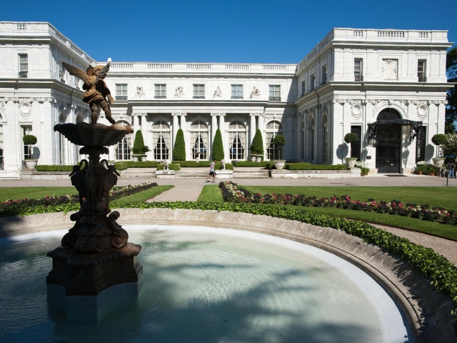 Exterior view of the Rosecliff Mansion and it's ornate fountain.